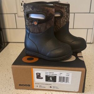 Bogs Kids' Black and Mossy Oak Boots